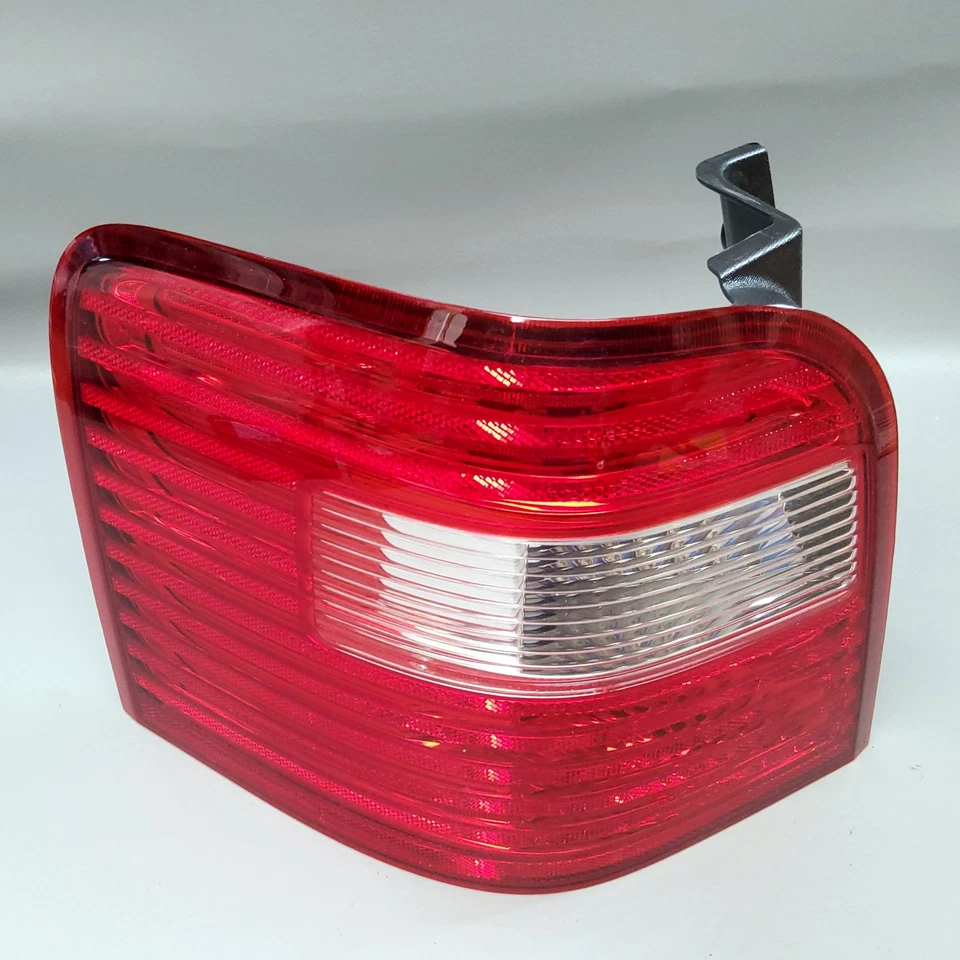 Luz Trasera Lateral Derecha Conductor Ford 6F9Z-13405-AA Original 05-07 Freestyle Foto 2 de 4