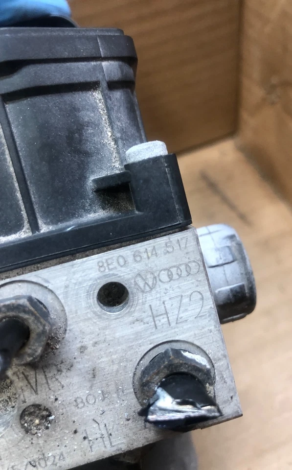 2002 - 2006 奥迪 A4 8E FWD ABS 防锁制动泵模块 0265225048 8E0614517 — 第 2/4 张图片