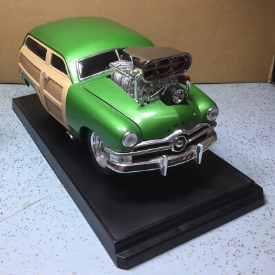 2005 MUSCLE MACHINES 1:18 GREEN 1950 FORD WOODY OPEN DISPLAYED ON