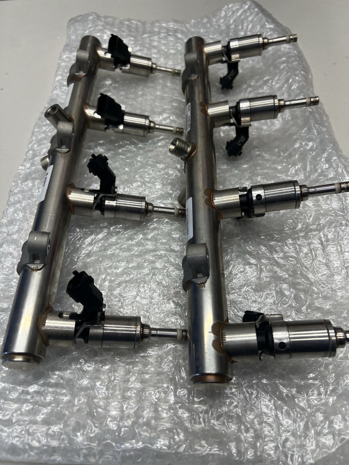 Used Ferrari California Fuel injector rails and injector assembly. OEM PN 247581
