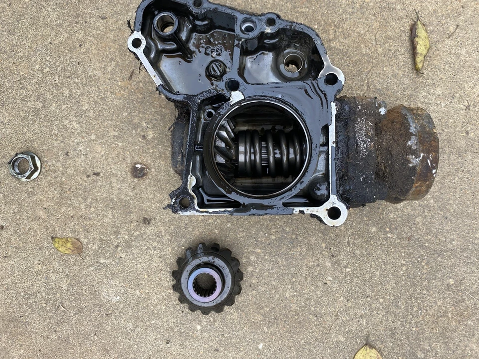 Cubierta del eje trasero izquierdo Kawasaki Bayou 220/250 con engranajes y eje Foto 3 de 3