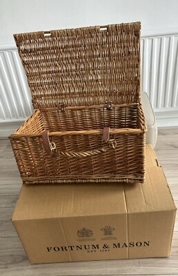Fortnum and Mason (F&M) großer Picknickkorb kommt in F&M-Box