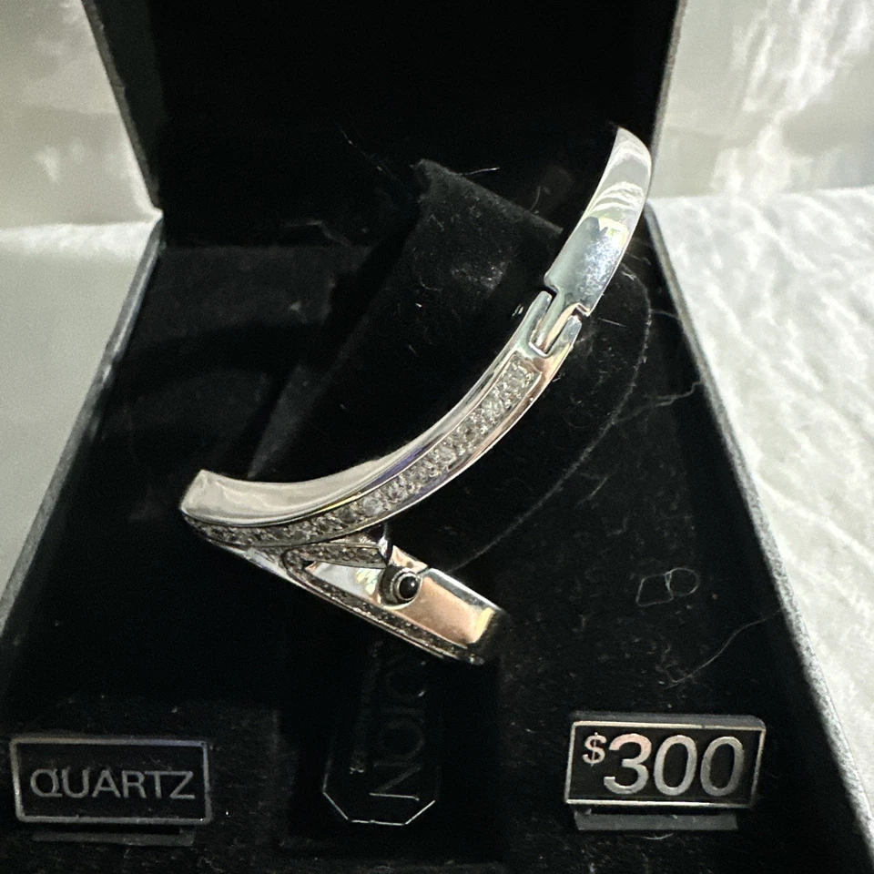 Reloj de cuarzo Croton para mujer chapado en rodio esfera de malaquita adornada con cristales Foto 3 de 4