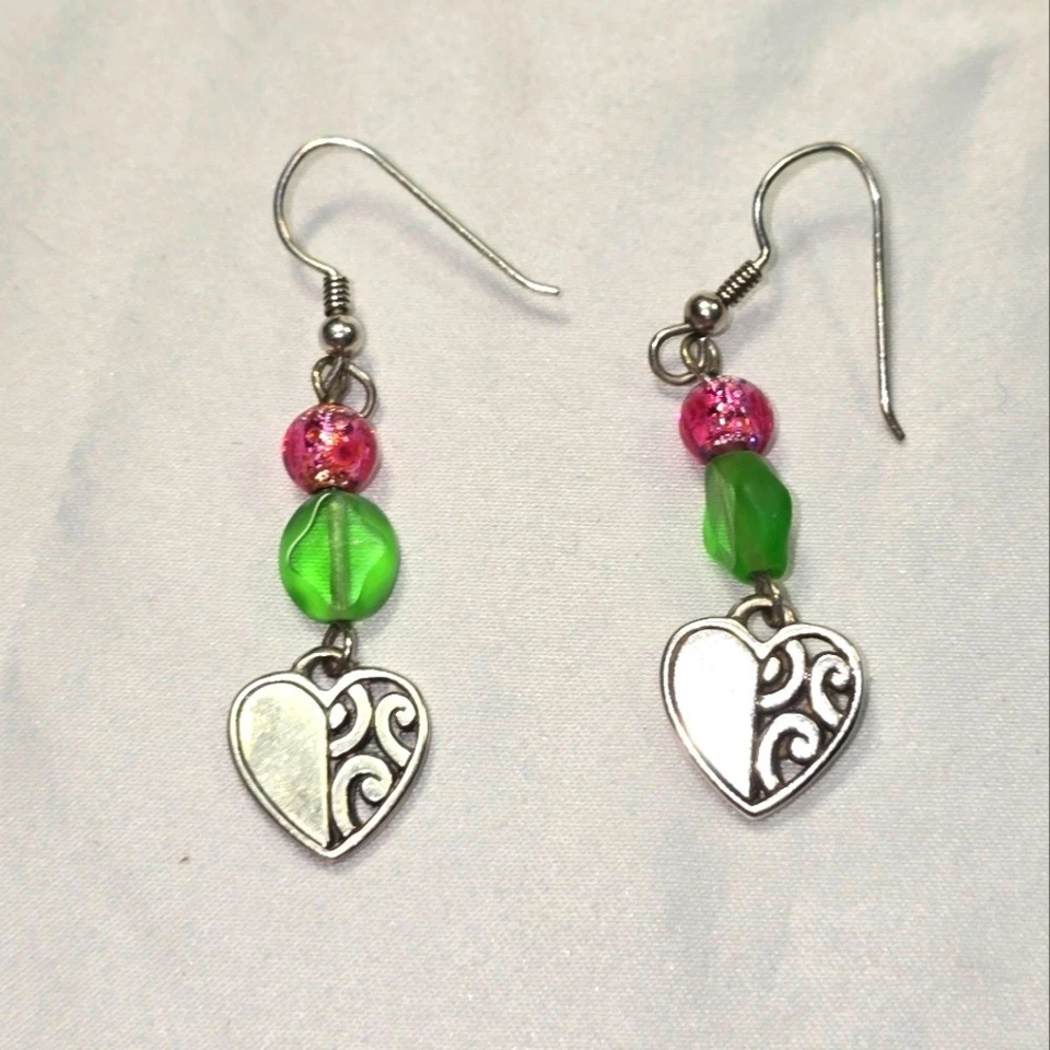 Brincos pendentes de gota Brighton verde rosa miçangas coração amuleto joia tom prata - Imagem 2 de 4