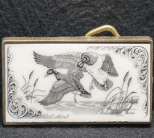 XE05148 VINTAGE 1983 DUCKS FLYING BIRD ANIMAL ARTWORK MENS BRASS BELT BUCKLE