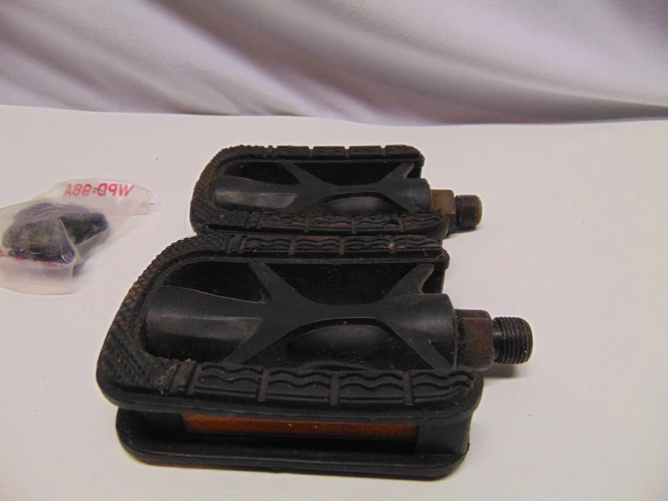 Pair of Wellgo black bicycle flat pedals yellow reflectors LU-915 4" x 3" - Image 4 of 4