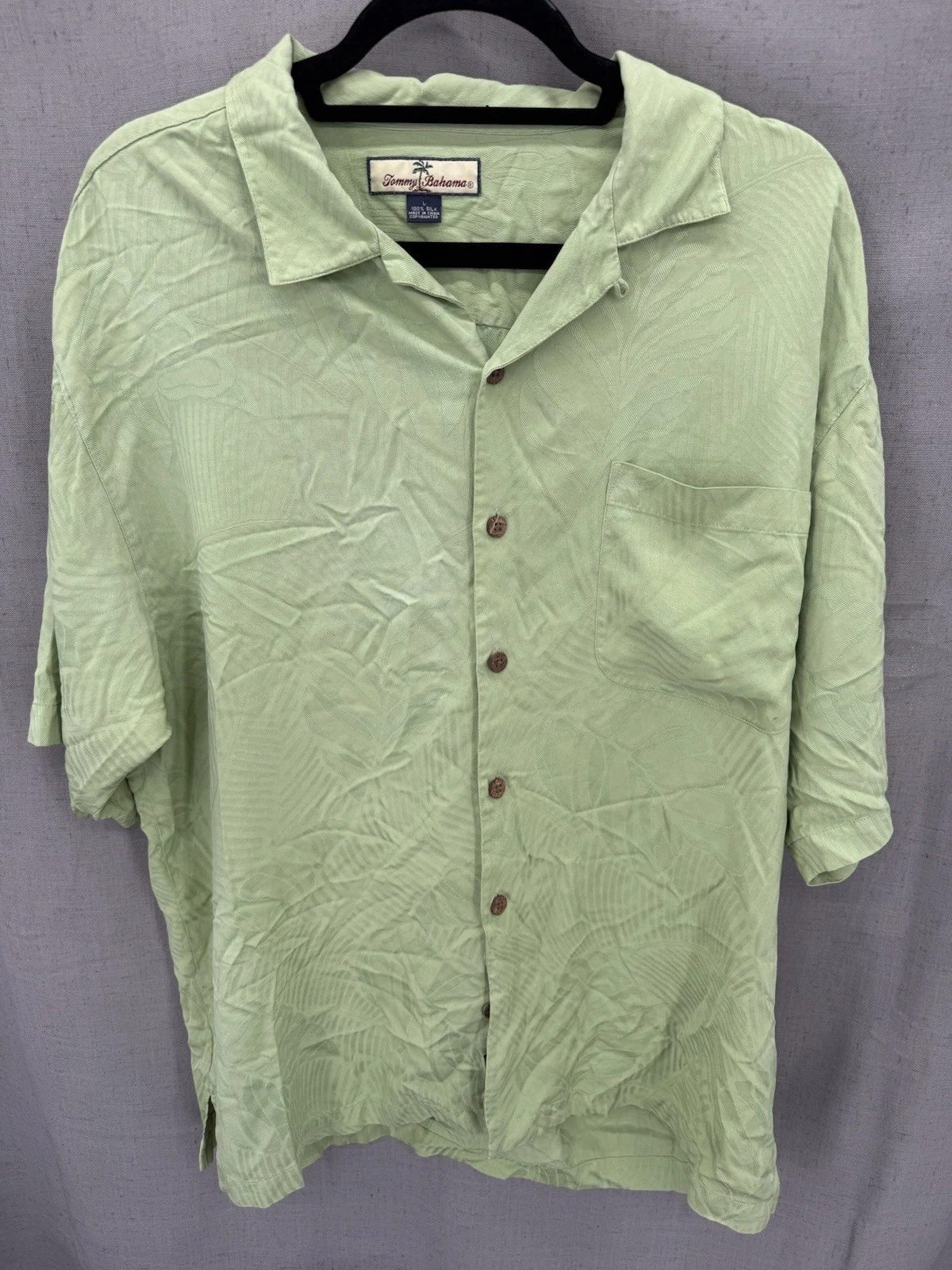 Tommy Bahama 100% silk Green shirt With textured Floral pattern. Sz Large