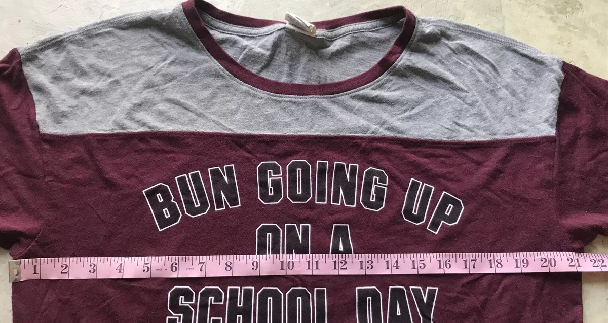 T-shirt Victoria's Secret PINK Campus - Motif "Bun Going Up On A School Day", Neuf Avec Étiquette