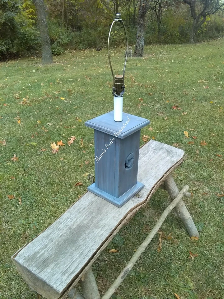 Lámpara Coyote para habitación de niño. gris envejecido. Largo 7" x Ancho 7" x Alto 28" Foto 2 de 4