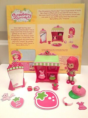 Strawberry Shortcake Berry Stylish Studio Doll & Playset