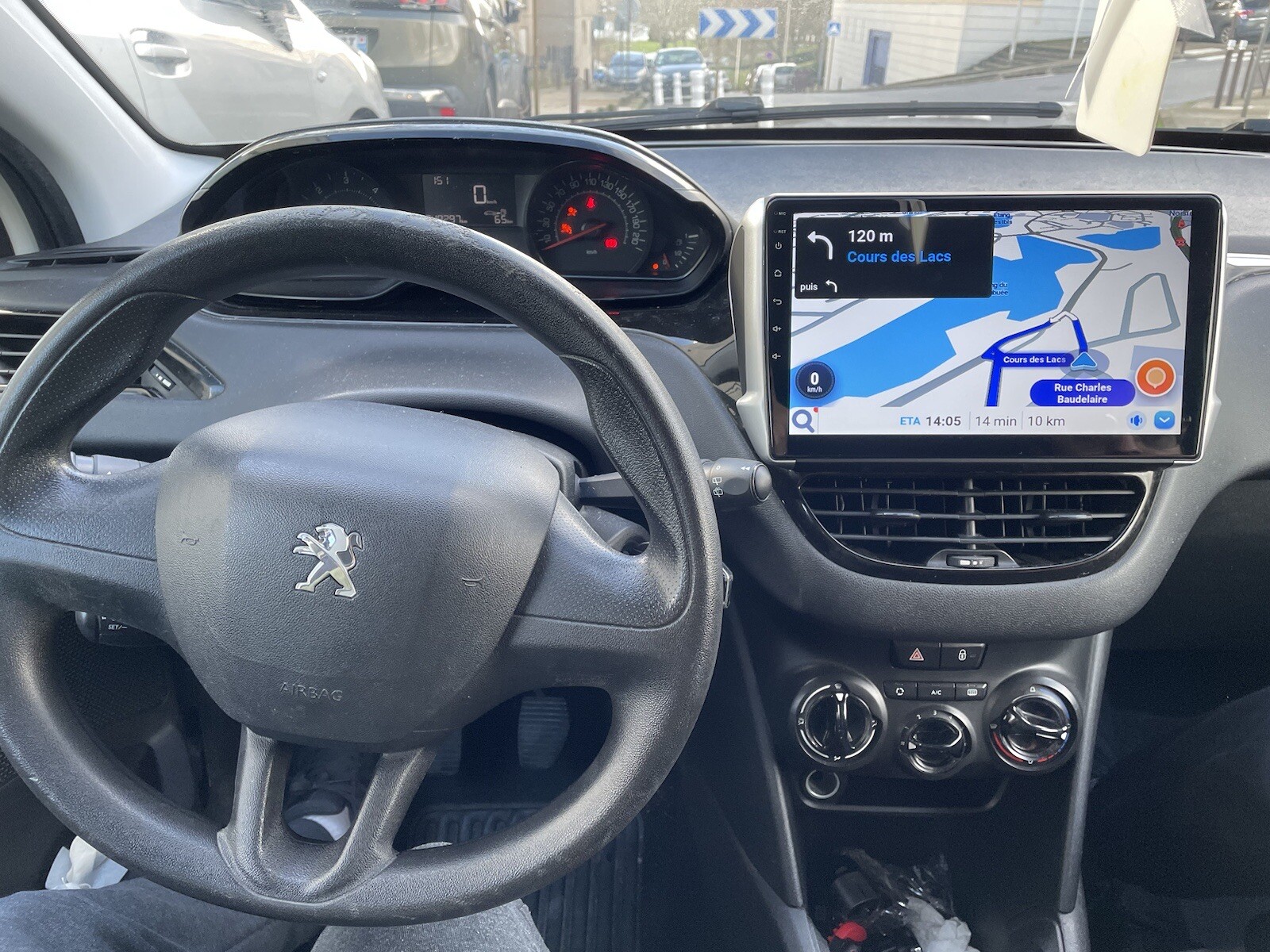 Autoradio android carplay peugeot 208 avec finition noire laque brillante - 4