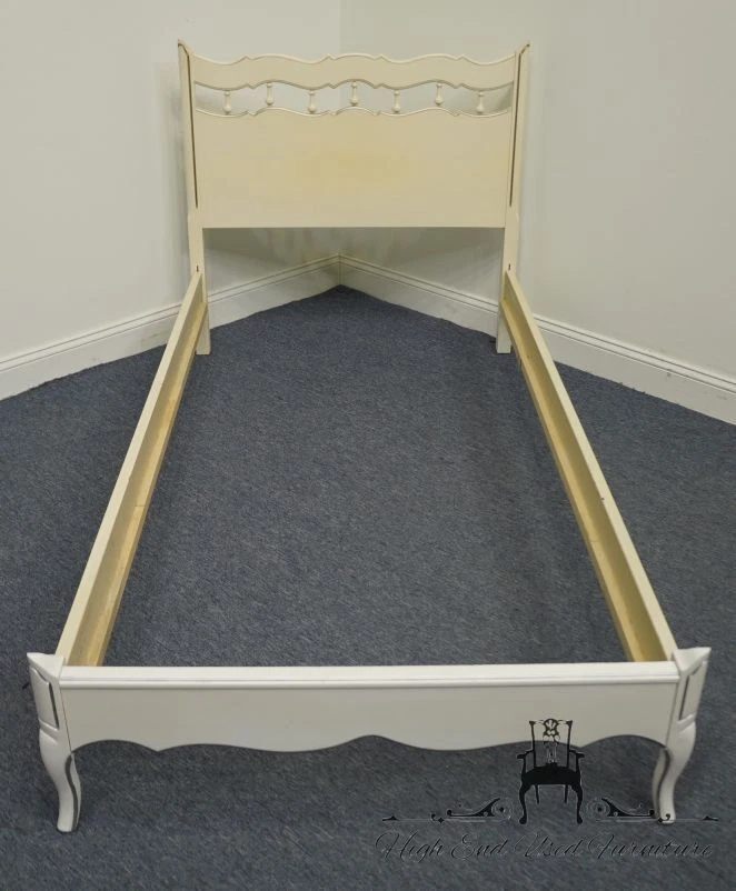 THOMASVILLE FURNITURE Cama de Solteiro Provincial Francesa Pintada em Creme/Branco - Imagem 2 de 4