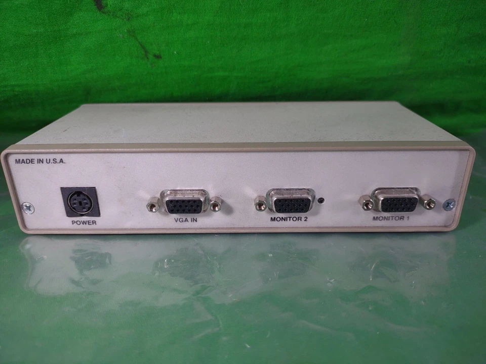 Black box AC056A-R2 VGA Video Splitter 2 - channel 2 ports desktop   - Image 3 of 4