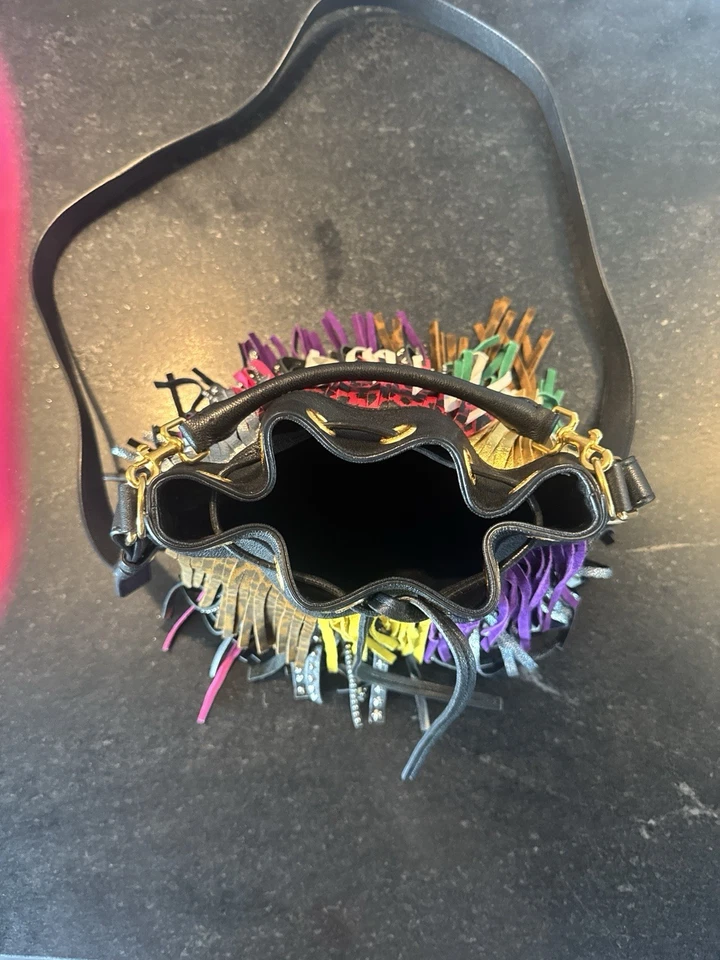 Bolso Cubo Pequeño SAINT LAURENT Emmanuelle con Flecos $2,090 Cuero Negro Multicolor Foto 3 de 4