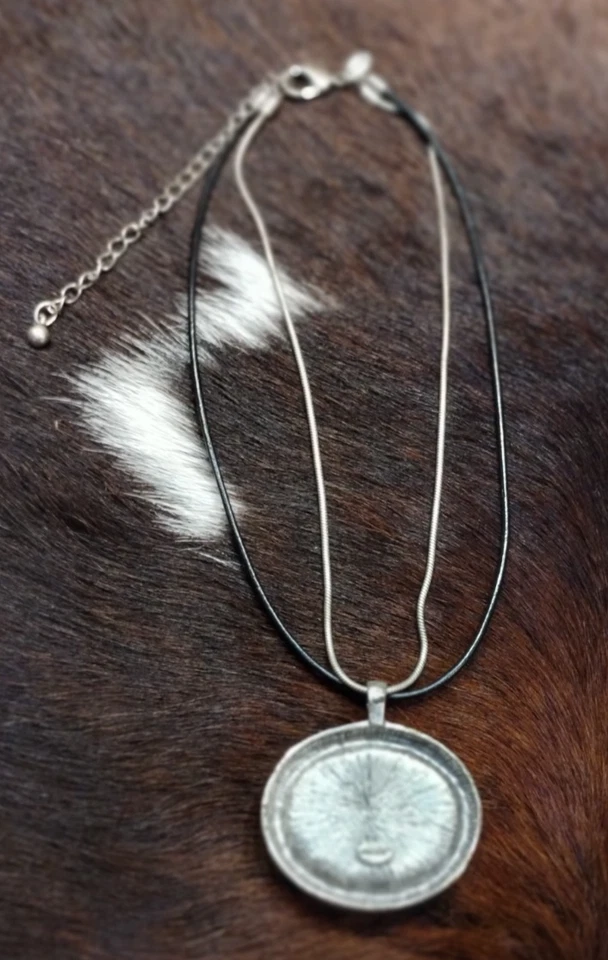 Collar de Colección Chico's Colgante de Piedra de Vidrio Azul/Blanco  Foto 4 de 4