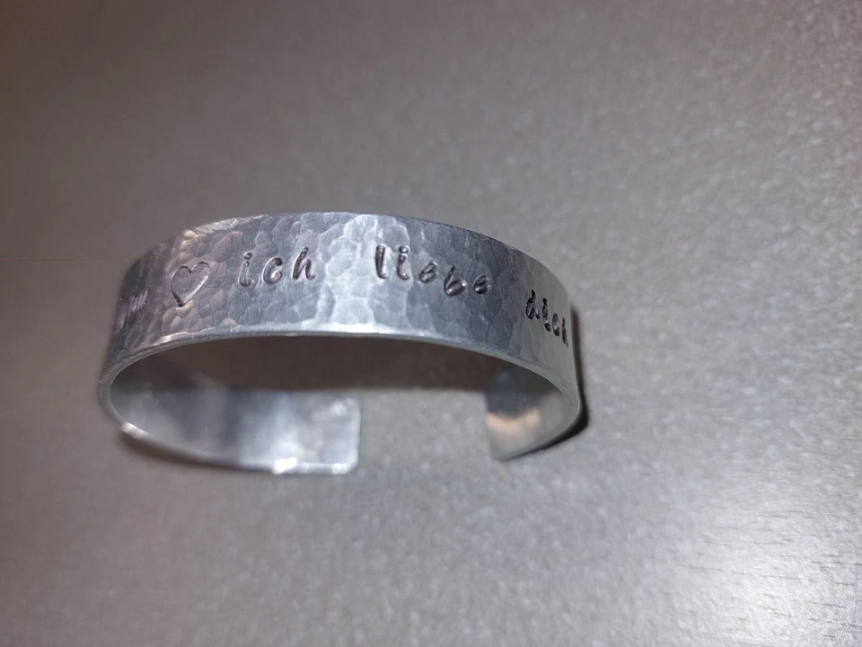Armreif Metall Hammerschlag-Effekt silbern Liebe Love Gravur aus Grass Valley CA - Bild 3 von 3