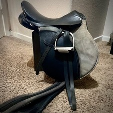 ENGLISH SADDLE WITH TACK 17.5" SEAT