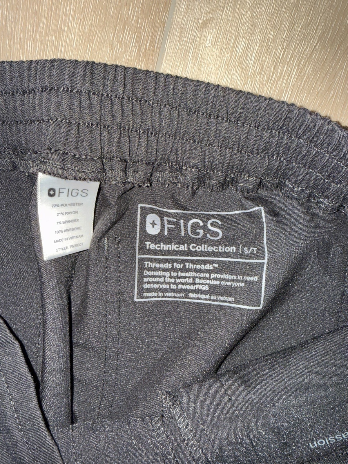 Figs Black Yola Skinny Scrub Pants + Casma 3 Pocket Top Scrubs Set XS Small Tall image 3
