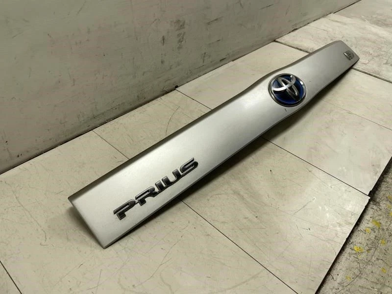Toyota Prius 2010 híbrido tapa maletero adorno OEM+ (clásico plateado metálico) Foto 3 de 4