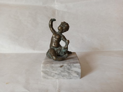 Antico Bronzetto Putto su base in marmo