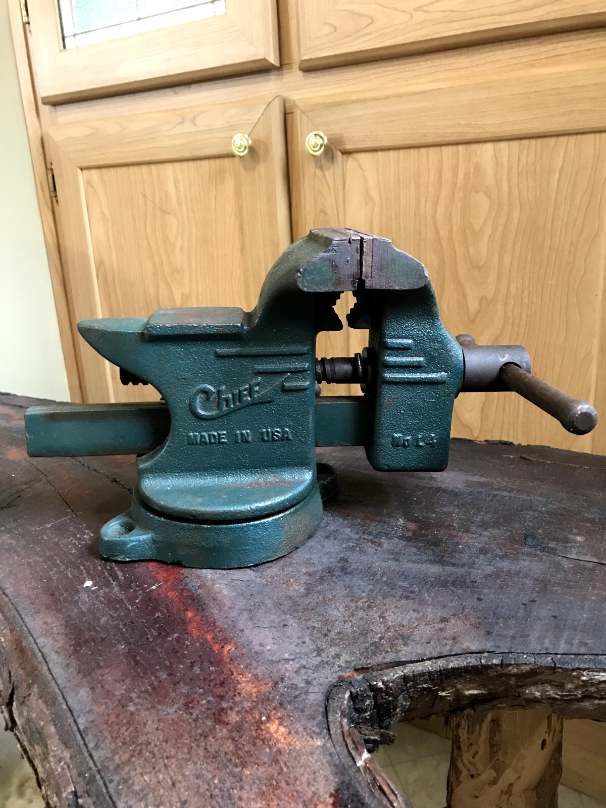 Vintage Chief L4 4” Bench Vise w/ Pipe Jaws & Anvil Swivel Base USA
