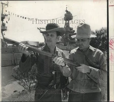 1969 Press Photo Men examine muzzleloader used by Texas Army - San Jacinto Day