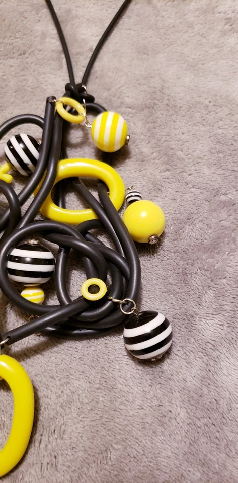 Collar Colgante Goma JBTB 21", Artesanal, Negro Blanco Amarillo y Cuentas Foto 3 de 4