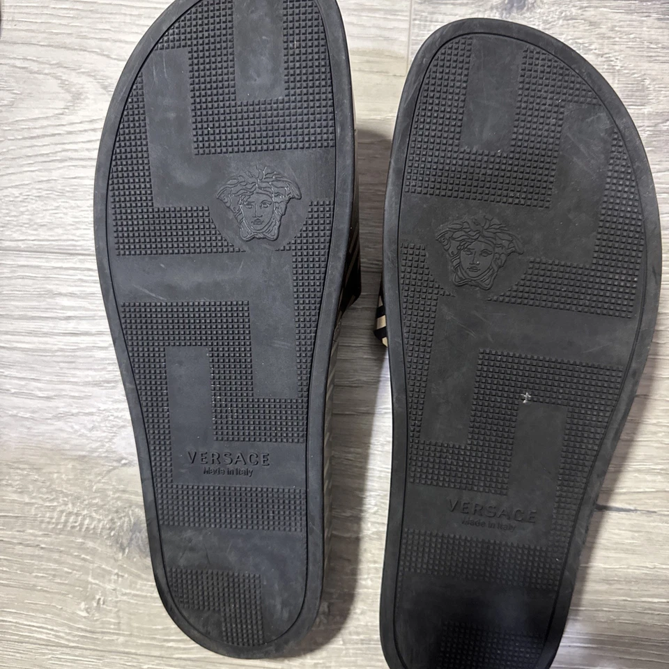 $450 VERSACE 'LA GRECA' Hombre DIAPOSITIVAS / SANDALIAS Talla IT45/12 Foto 4 de 4