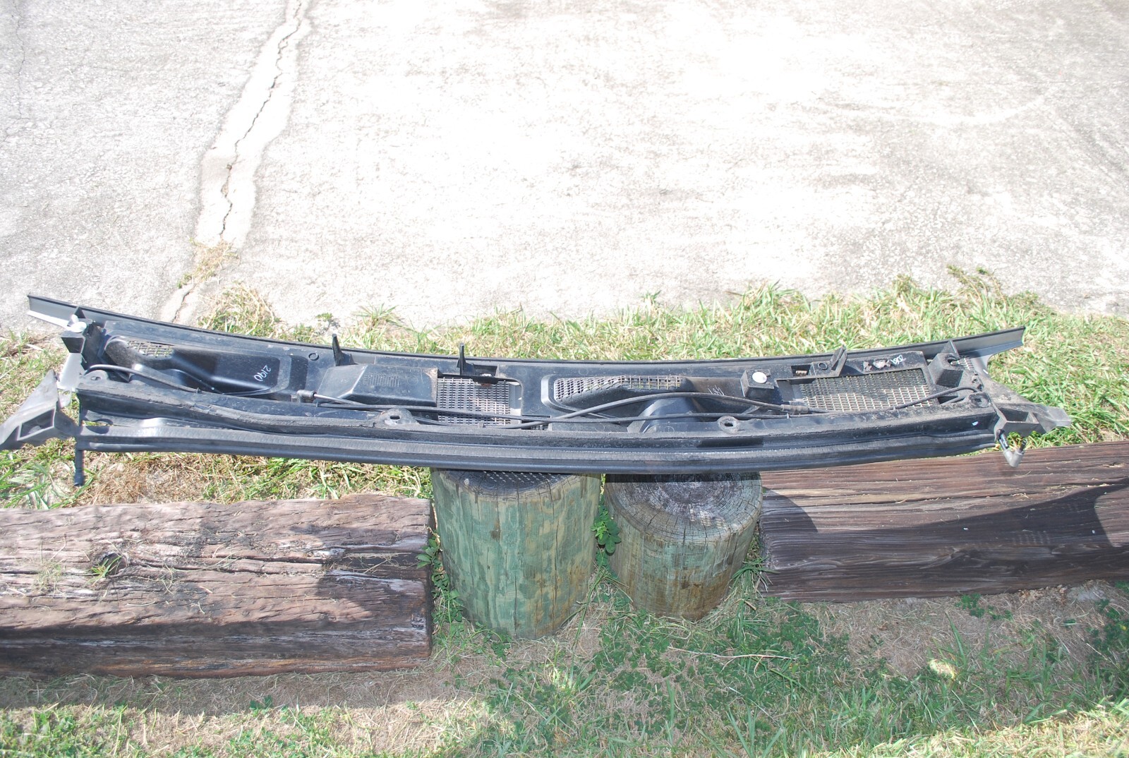 20062010 Hummer H3 gray WINDSHIELD WIPER COWL PANEL GRILLE COVER TRIM