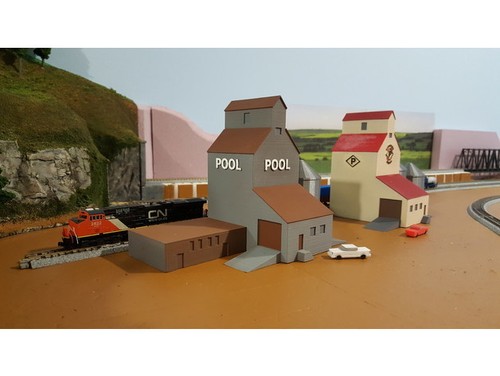 FARM Set Cluster (2) Grain Elevator Buildings (5) Grain Silos - TT Scale 1:120 - Afbeelding 1 van 12