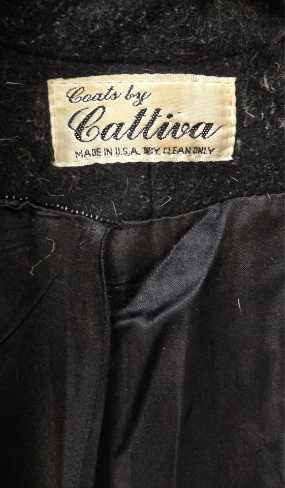 Stunning VTG Cattiva Black Satin-Lined Wool Trench Coat w/ Fur Lapels, 1 Button - Image 4 of 4