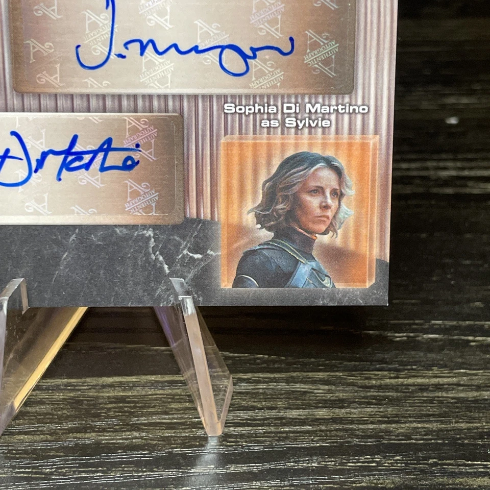 2023 UD S1 Loki Jonathan Majors/Sophia Di Martino Variant Dual Autographs #24/25 - Image 4 of 4