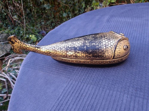 Zwei alte orientalische Aufbewahrungsboxen in Fischform - 1 lackiert & 1 Strohhalm bedeckt - Bild 7 von 22