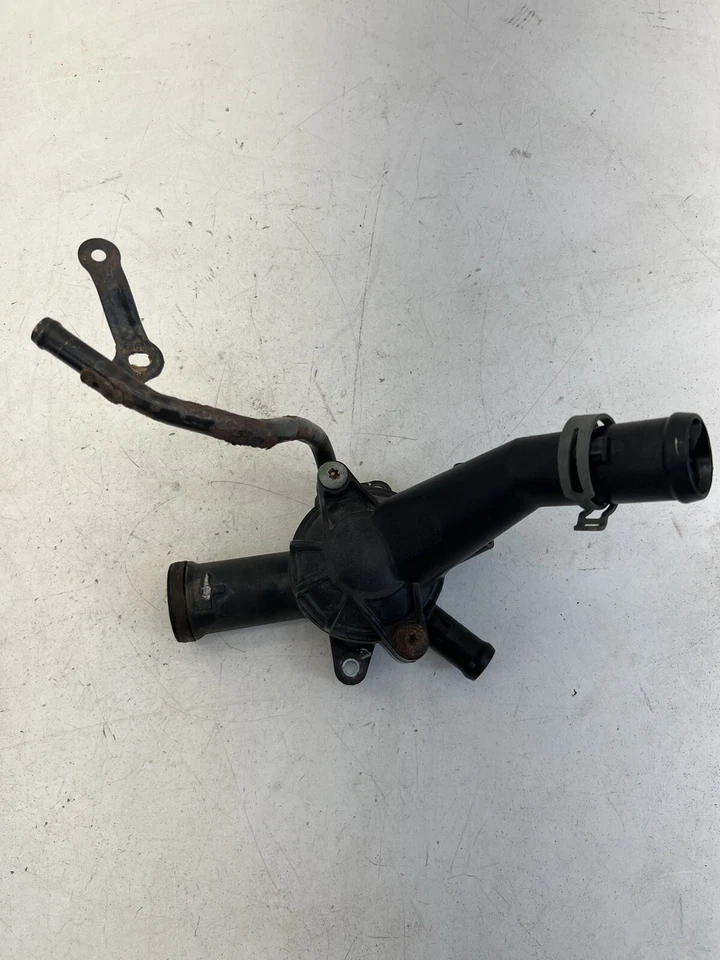 Carcasa termostato Volkswagen Golf 2010-2014 2,5 L OEM. Foto 4 de 4