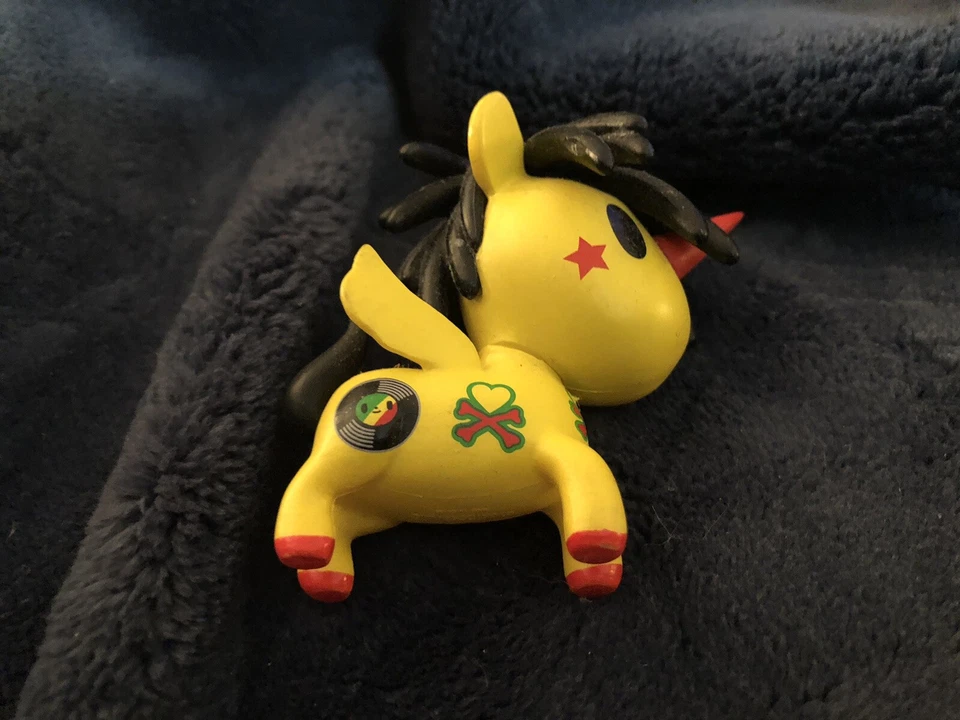 Figura Vinilo Tokidoki Unicorno Serie 1 Ritmo Amarillo Negro Diseño Reggae Foto 3 de 4