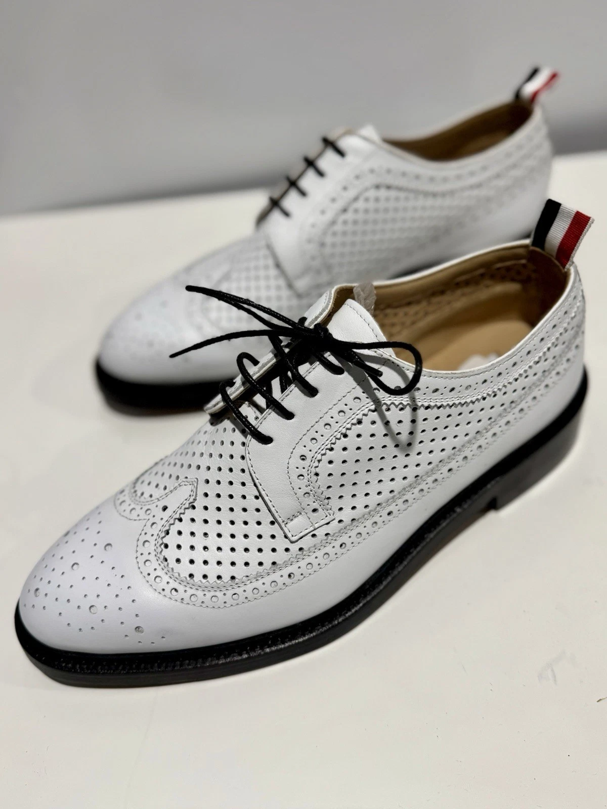 Brogue Thom Browne ala lunga con pelle alcuni e pelle di vitello morbida traforata.