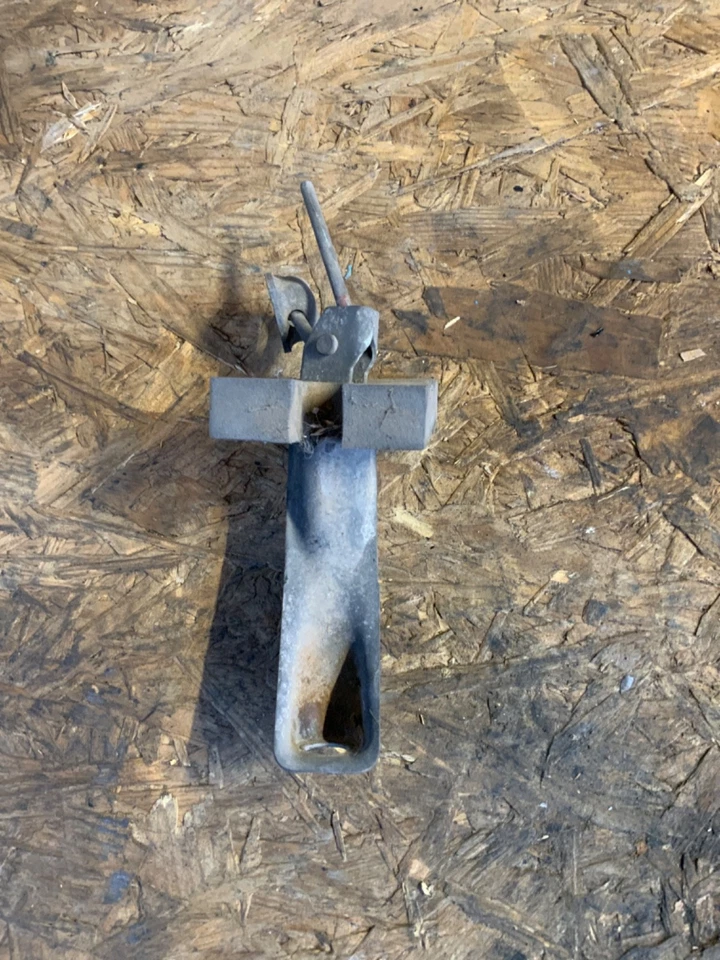 2004-2006 DODGE DURANGO  REAR EMERGENCY PARKING BRAKE CABLE bracket - Image 2 of 3