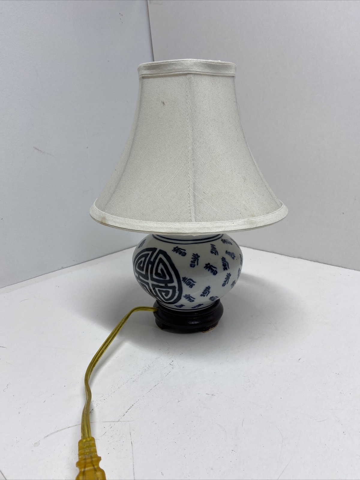 BLUE AND WHITE ASIAN ACCENT TABLE LAMP WITH SHADE eBay