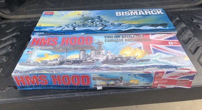 German Battleship 28'' Bismark 1/350 Academy  Lindberg HMS 27'' Hood Model 1/400