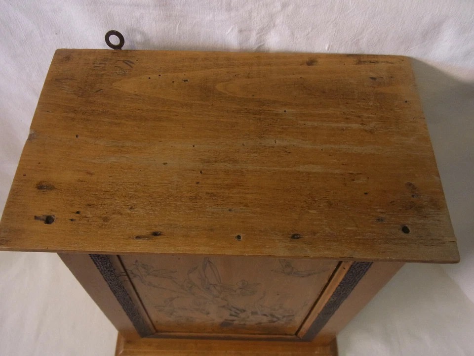 Antiguo gabinete de pared alemán Art Nouveau de madera tallada trabajo de póker #< Foto 3 de 4