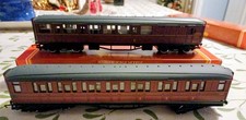 Hornby R483 and R484 Composite Maroon Coach and Brake Coach