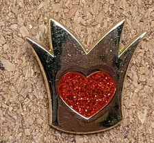 Prendedor Disney Reina de Corazones Corona Villanos Colección Loungefly 2019