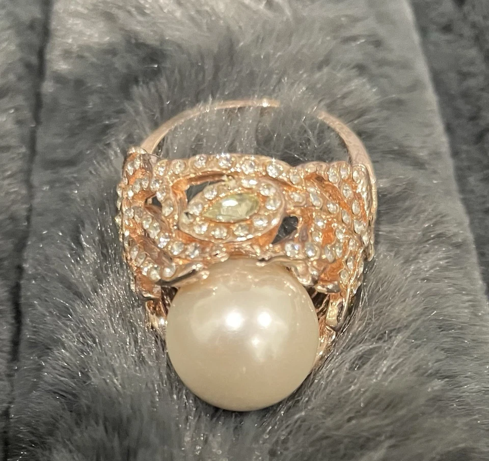 Anillo llamativo blanco imitación perla cúpula cristal transparente tono oro rosa talla 8 Foto 3 de 4