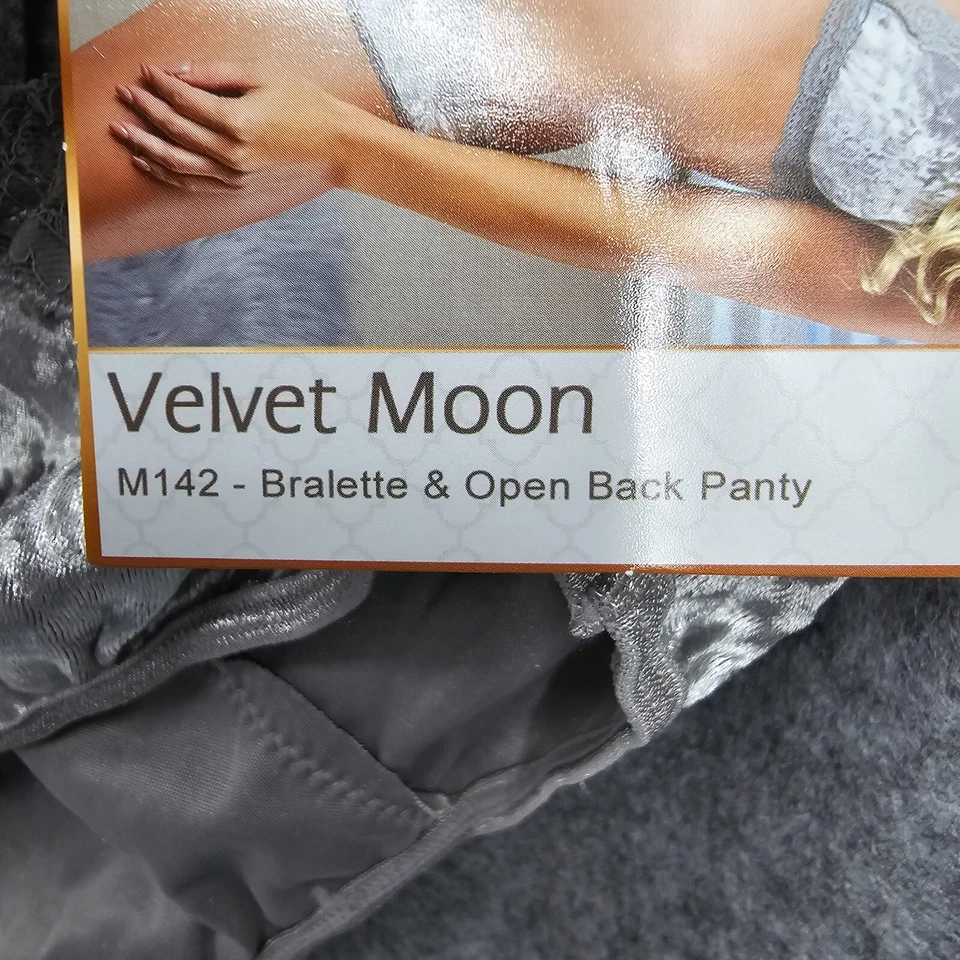 Bralette Luna Terciopelo Expuesto y Panty Peek-a-Boo Trasero Mujer Reina 1X-3X Plateado Foto 4 de 4