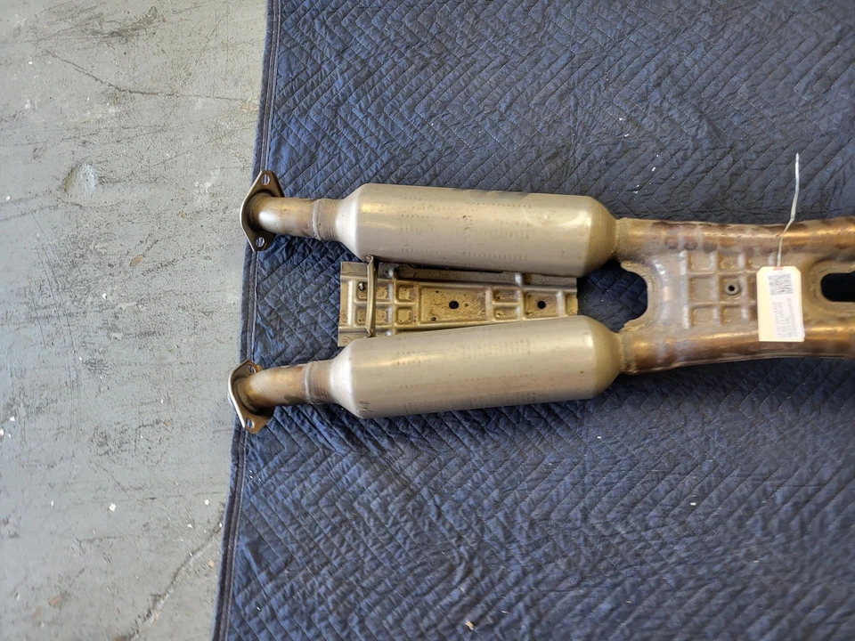 Tubo de escape usado OEM 2018 LEXUS IS300 3,5 L AWD Foto 2 de 4