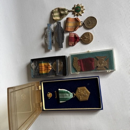 Vintage US military medals & ribbons lot WWII & Vietnam