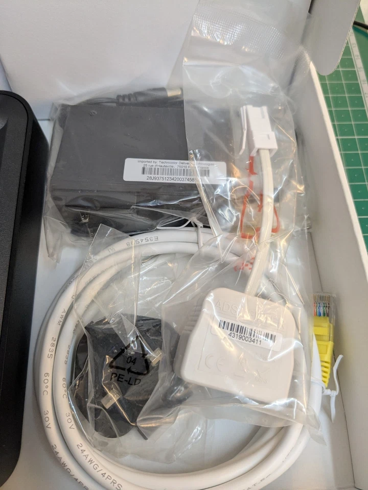 XLN Fibre Technicolor DWA0120 Broadband Modem Router Wireless LAN Ports DualBand - Image 2 of 2