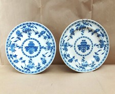 Due antichi piatti Inglesi, ceramica dipinta, fine 800. Marcati