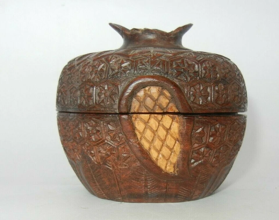 Caja amarilla vintage elaboradamente tallada a mano Huanghuali en forma de granada  Foto 3 de 4