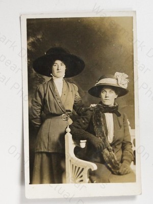 2 große Damenhüte edwardianische Mode Studio Portrait Bromo Co RPPC um 1900
